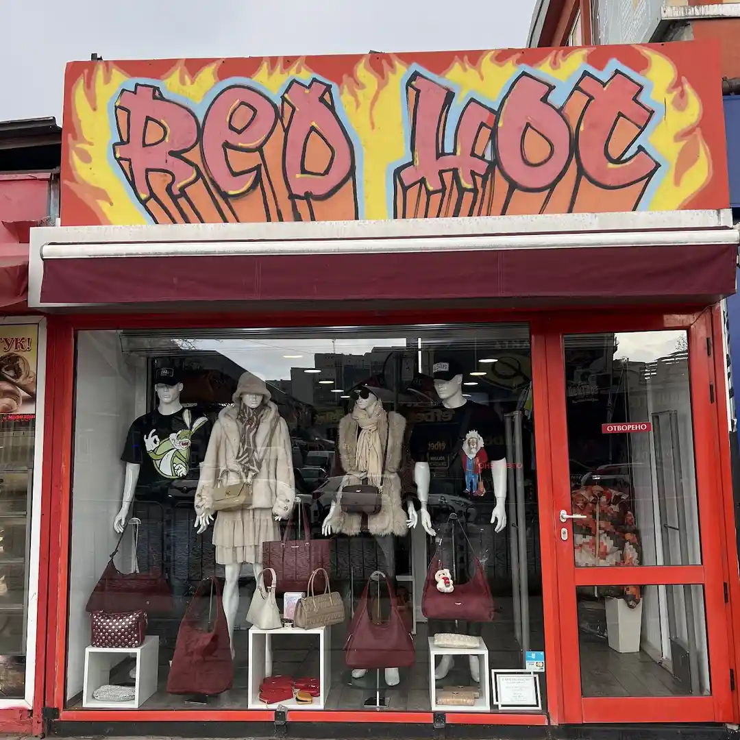 Negozio di abbigliamento "Red Hot" - Abiti alla moda e proposte di stile