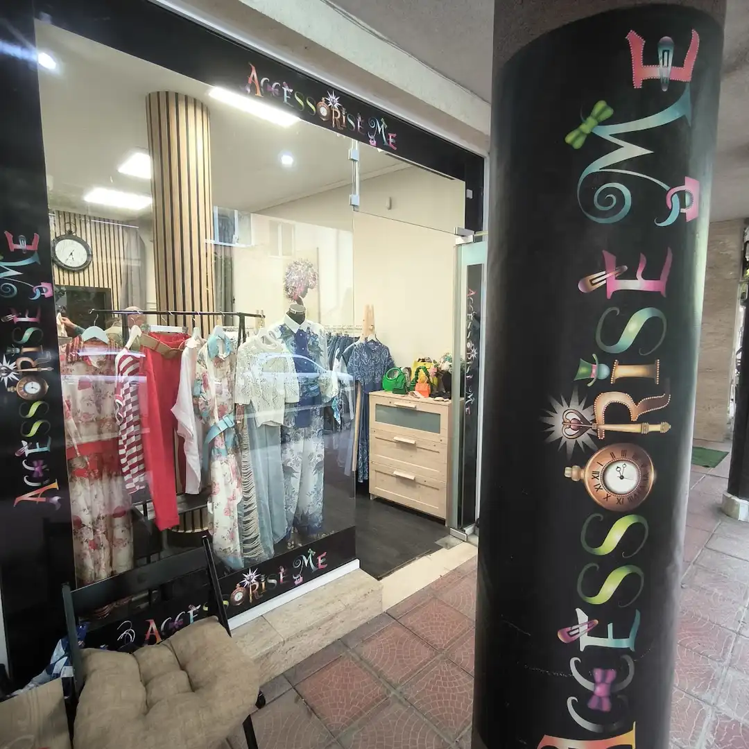Negozio di abbigliamento e accessori "Accessories Me"