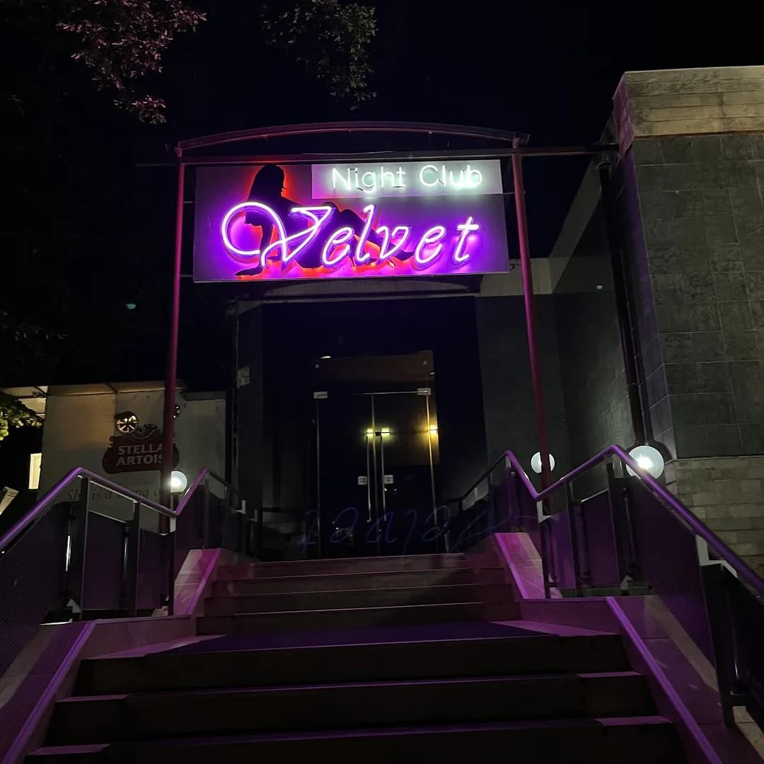 Erotyczny Bar "Velvet" – Styl, Show i Nocne Emocje