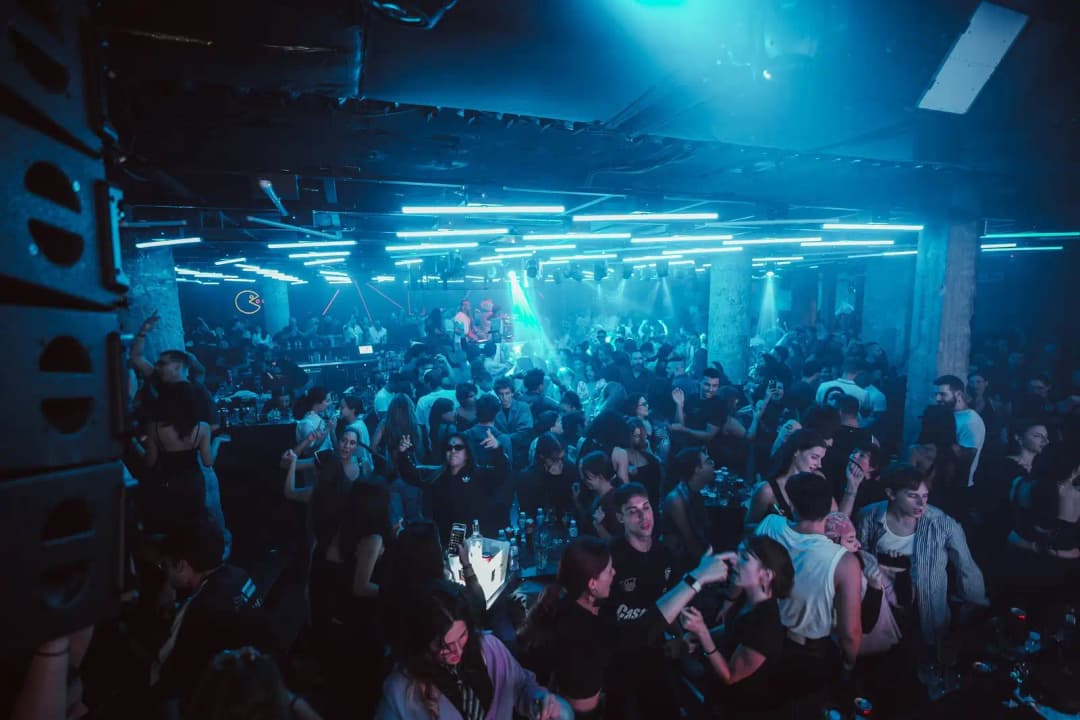 Club "FOMO" – Musique Moderne et Fêtes Inoubliables (2/2)