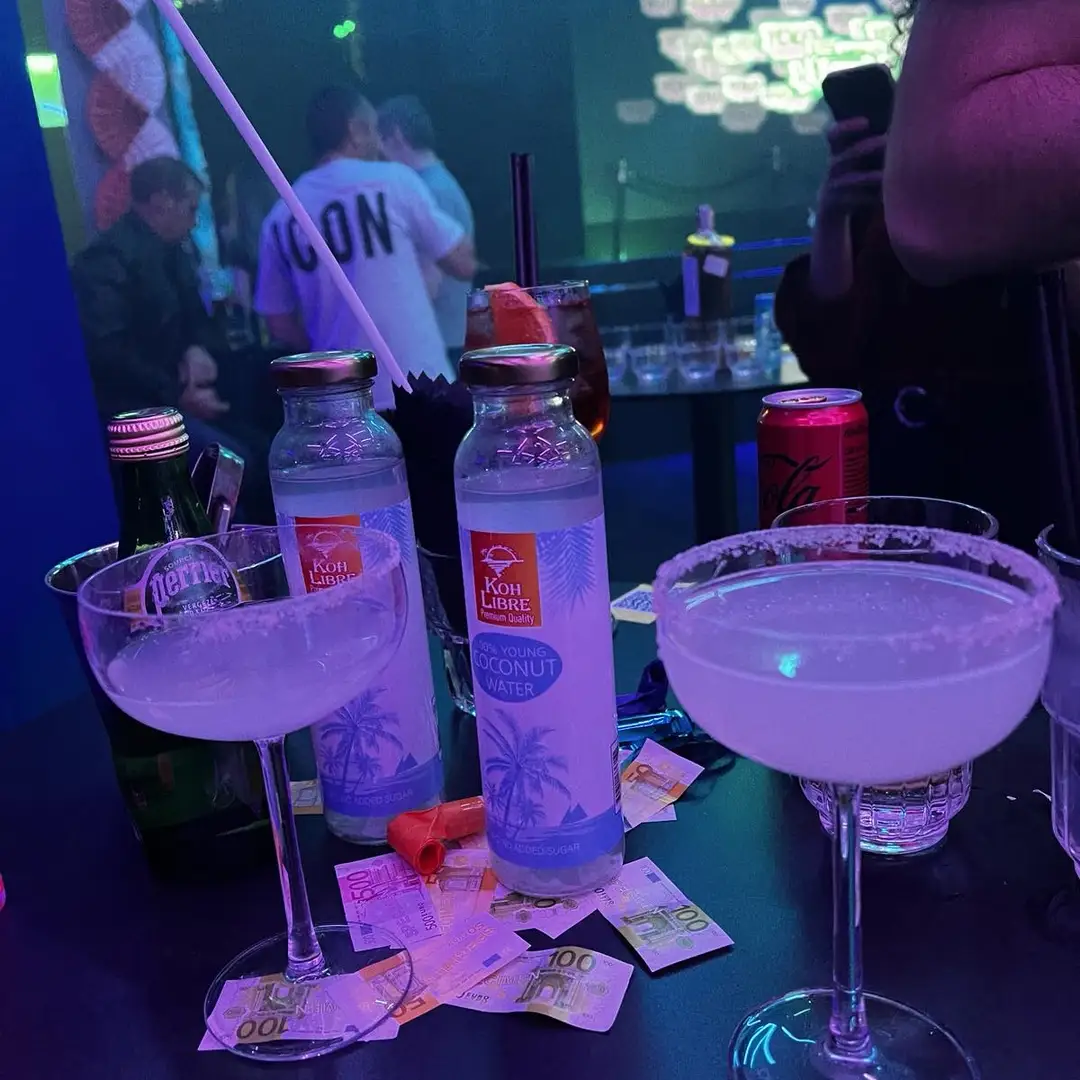 Klub "FOMO" – Nowoczesna Muzyka i Niezapomniane Imprezy