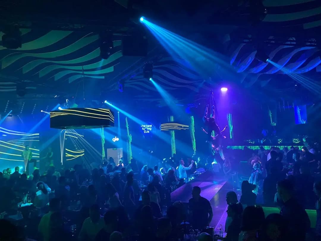 Club Disco "Megami" - Vie Nocturne de Luxe et Programmes de Spectacle (2/2)