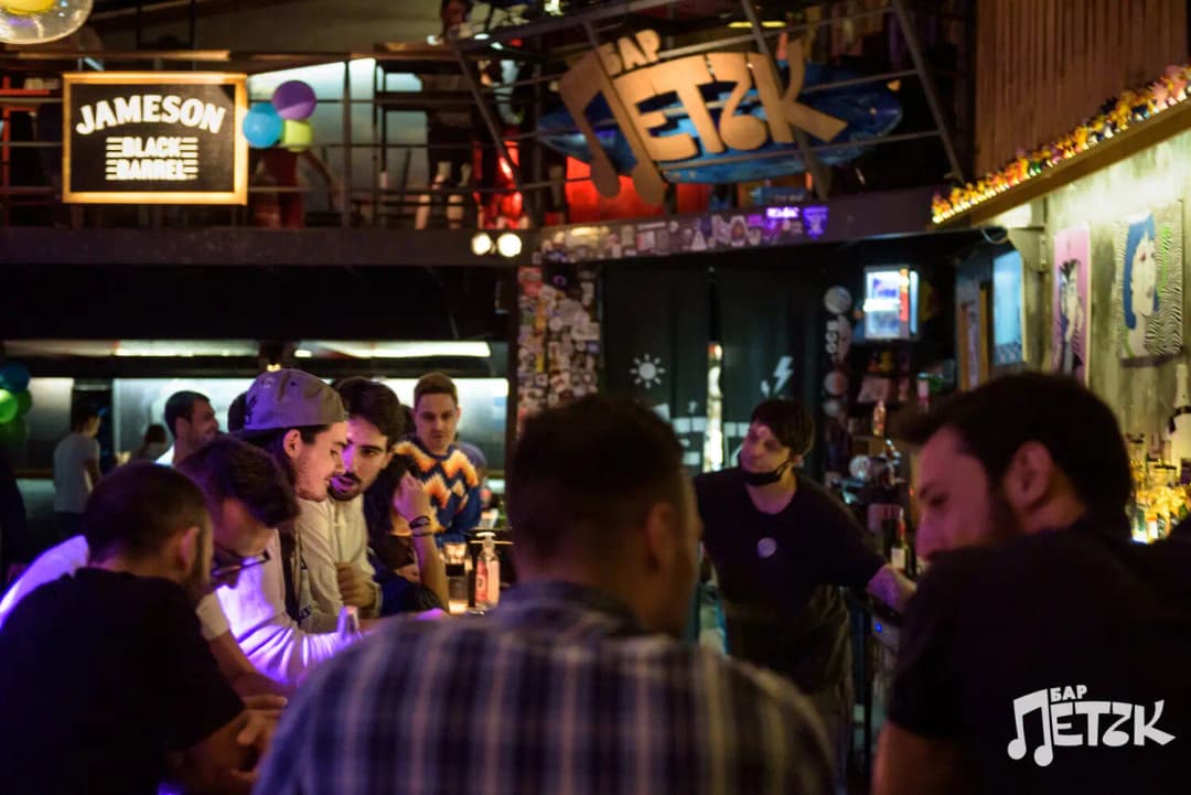 Bar "Friday" - un lieu agréable pour se retrouver et s'amuser (2/2)