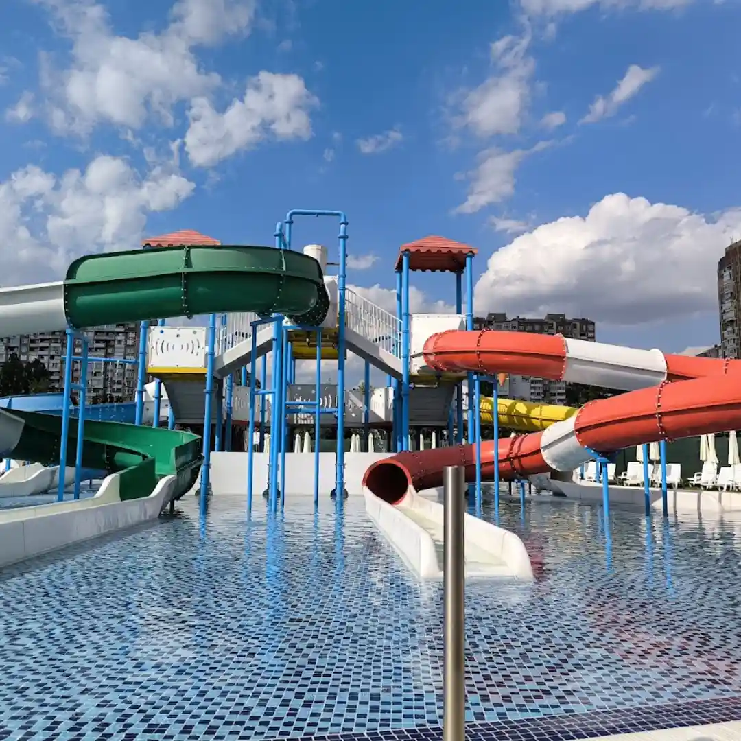 Vazrazhdane Park Sofia mit Pools und Grünflächen