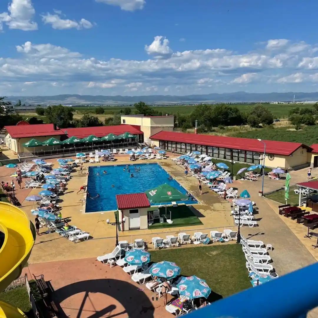Complesso "Balkanika" – ristorante con piscina