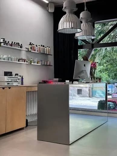 KONTUR SALON – Servizi di parrucchiere e bellezza