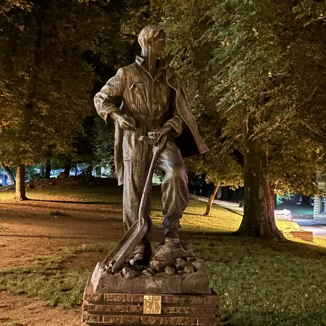 Monumento a Nikola Vaptsarov a Sofia