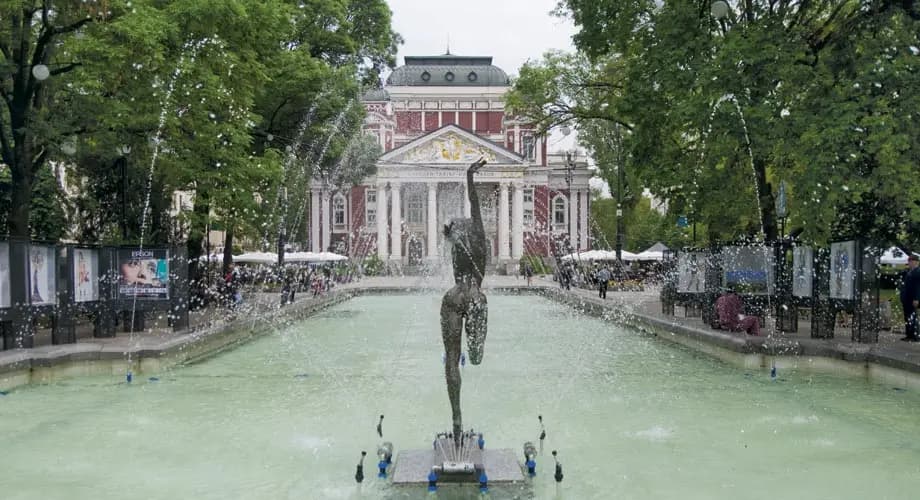 Brunnen vor dem Nationaltheater in Sofia