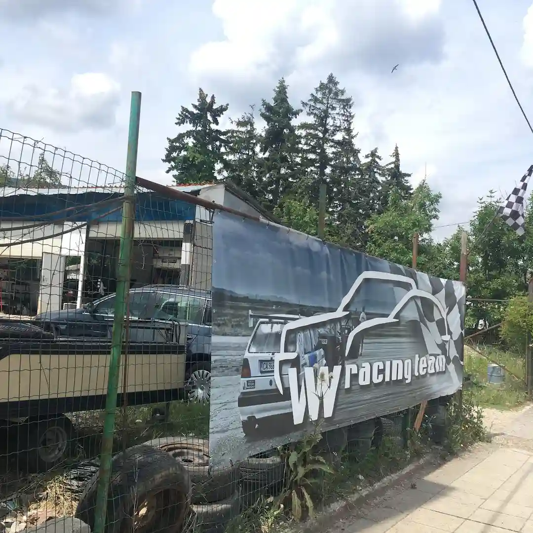 Autofficina "Intercars" nel quartiere Manastirski Livadi
