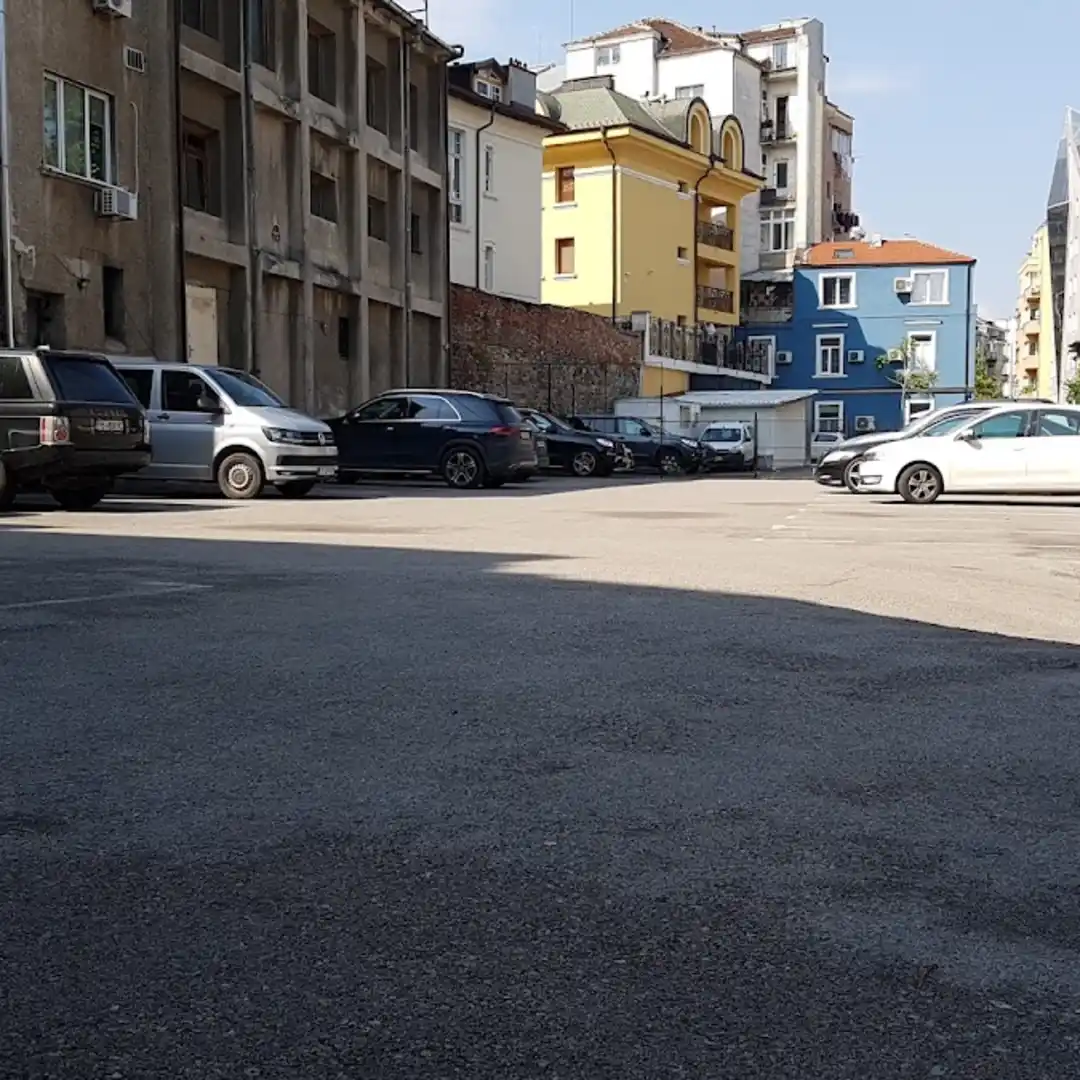 Całodobowy parking przy ul. „11-ти αυγούστου“ 13
