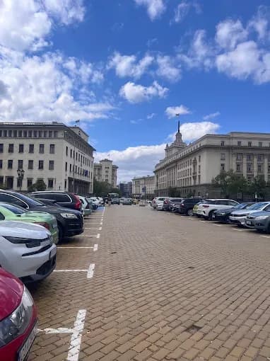 Gebührenpflichtiger Parkplatz am Blvd. „Knyaz Aleksandar Dondukov“ 17