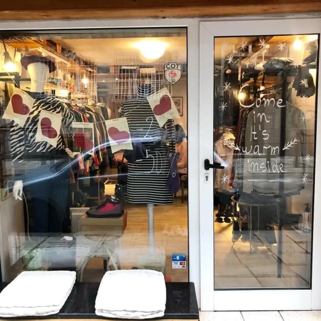 Tienda de ropa de segunda mano seleccionada „Trash“