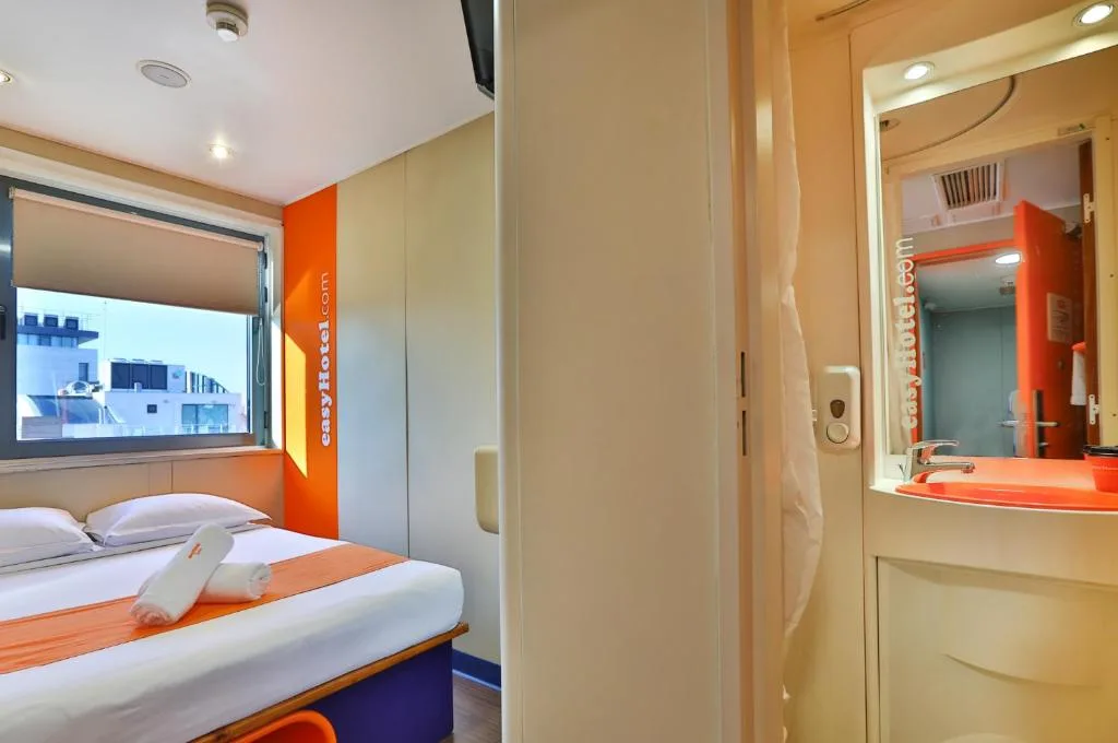 "easyHotel" Sofia - Helle Räume mit modernem Interieur (2/5)