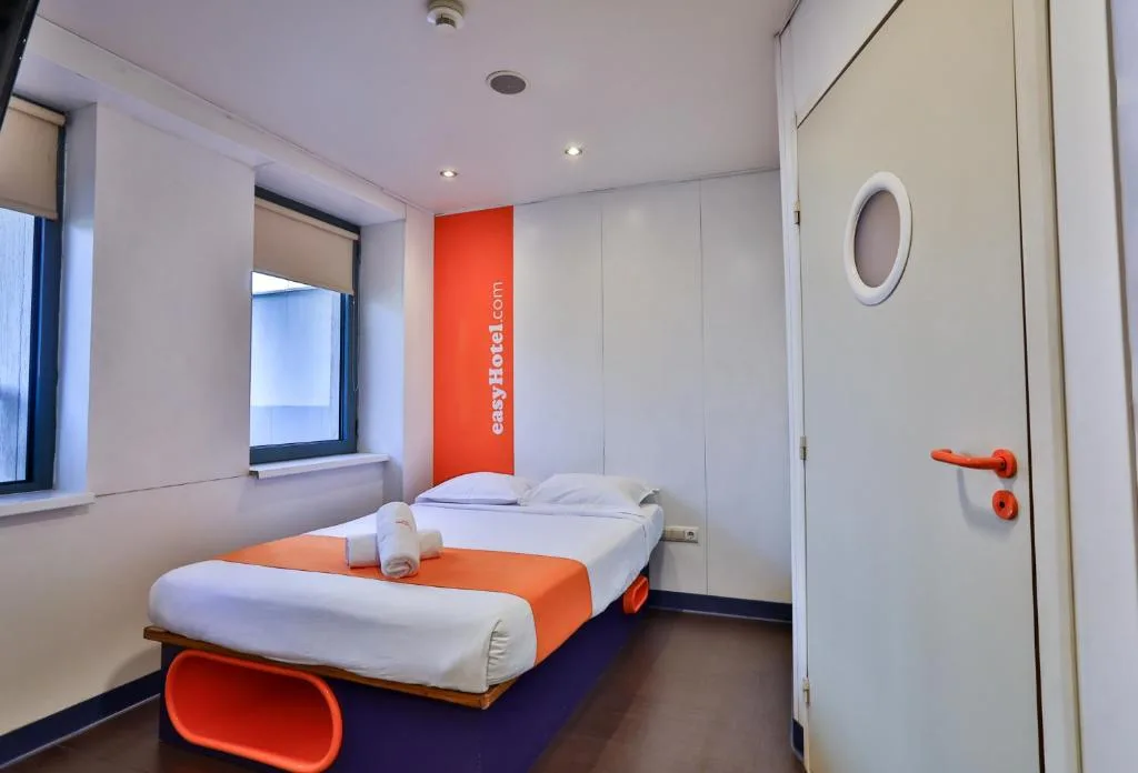 "easyHotel" Sofia - Helle Räume mit modernem Interieur (4/5)