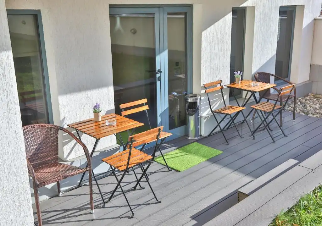 "easyHotel" Sofia - Helle Räume mit modernem Interieur (3/5)