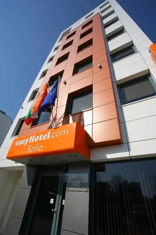 "easyHotel" Sofia - Helle Räume mit modernem Interieur (5/5)