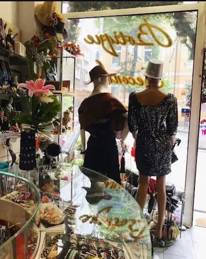Boutique di fiori e abbigliamento di seconda mano