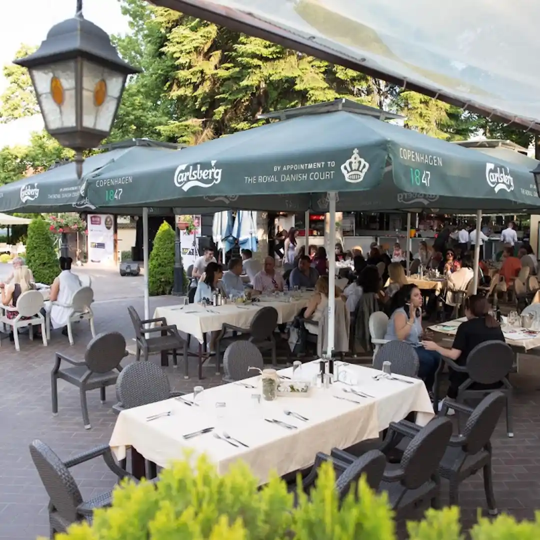 Ristorante "Maxim" con piscina e giardino a Sofia